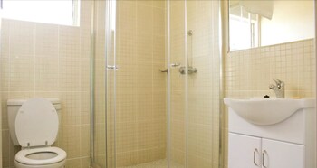 Victoria Apartments Bathroom Shower