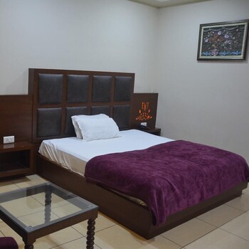 Hotel Ashish Continental Guestroom