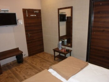 Hotel Regal Palace Guestroom