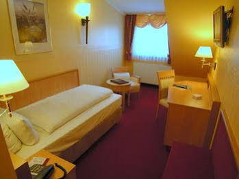 Hotel Mack (هتل ماک) 