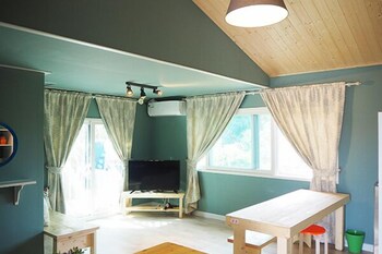 Seogwipo Seongsan Evergreen Pension Living Area