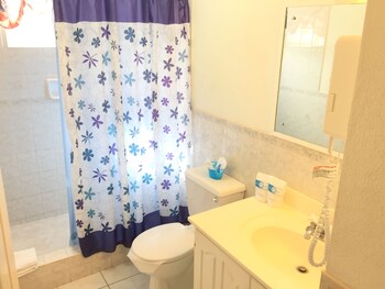 Cumber's Tropical Apartments Bathroom