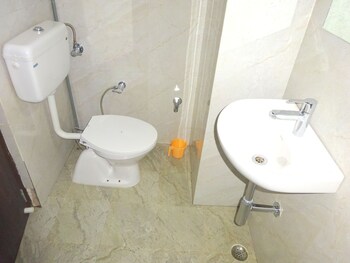 Hotel Gopi Vallabh Bathroom