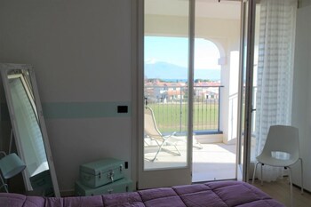 Aurora Tower Apartment Guestroom