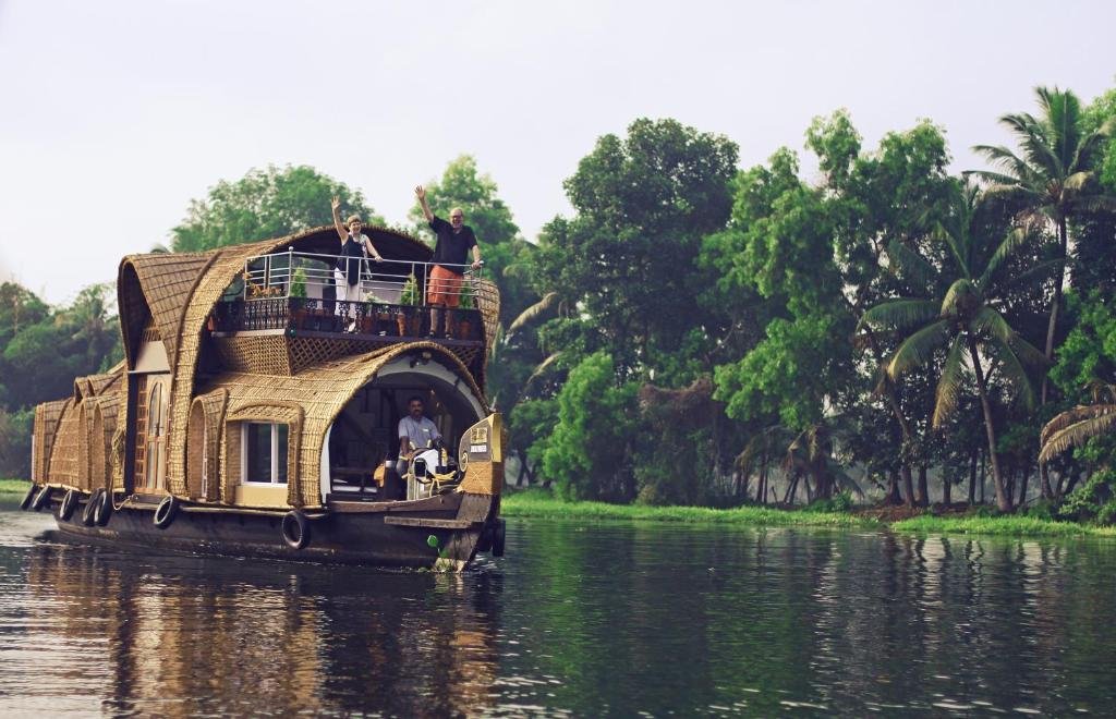 Lakelands Cruises 
