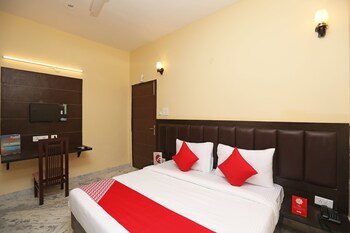 Oyo 16562 Flagship Sector 11 Guestroom