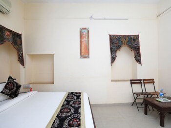 Oyo 3415 Hotel Heera Court Guestroom