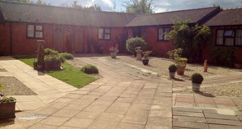 Newent Golf Club And Lodges Courtyard