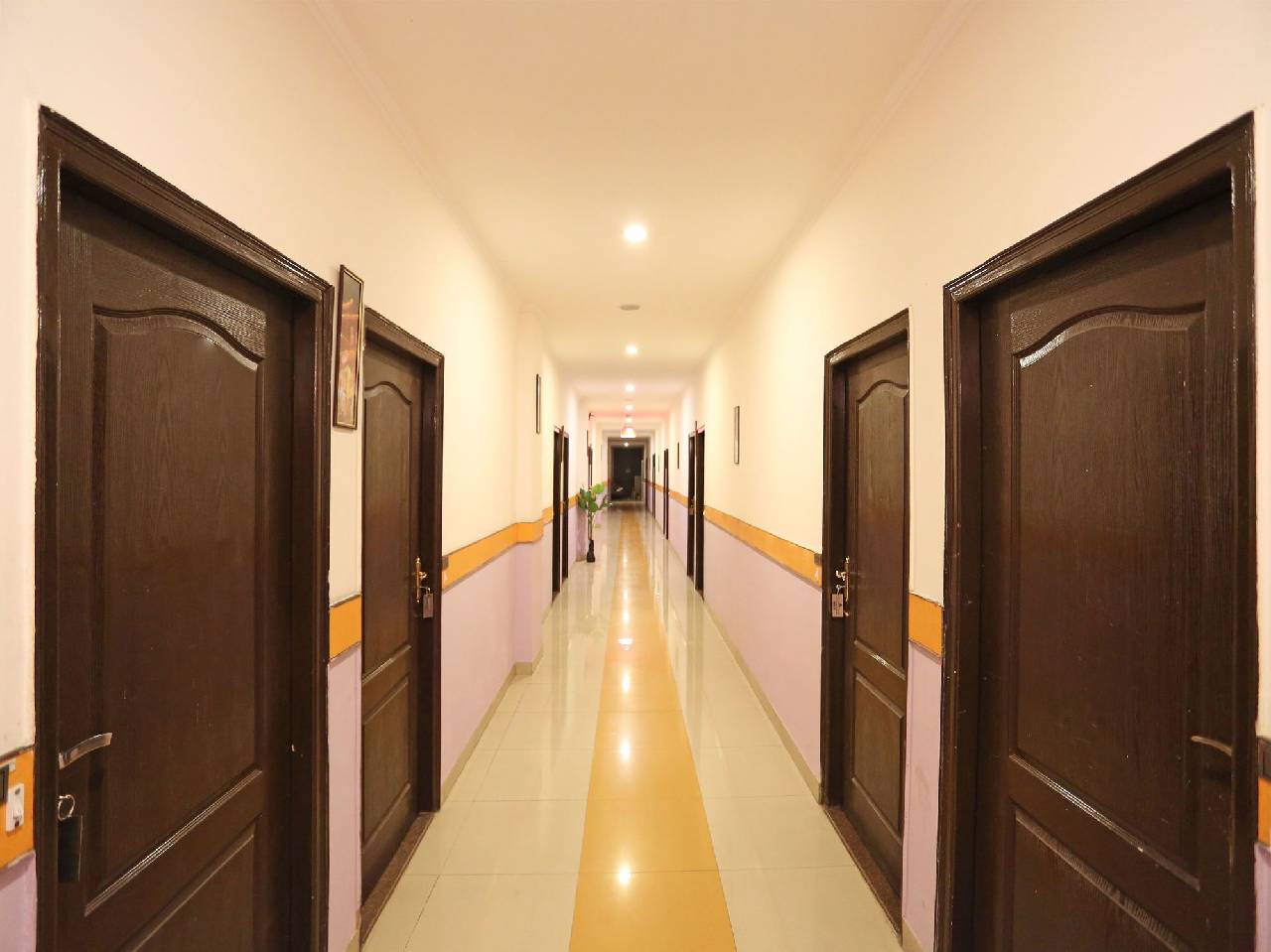 Oyo 12784 Hotel Roomers 