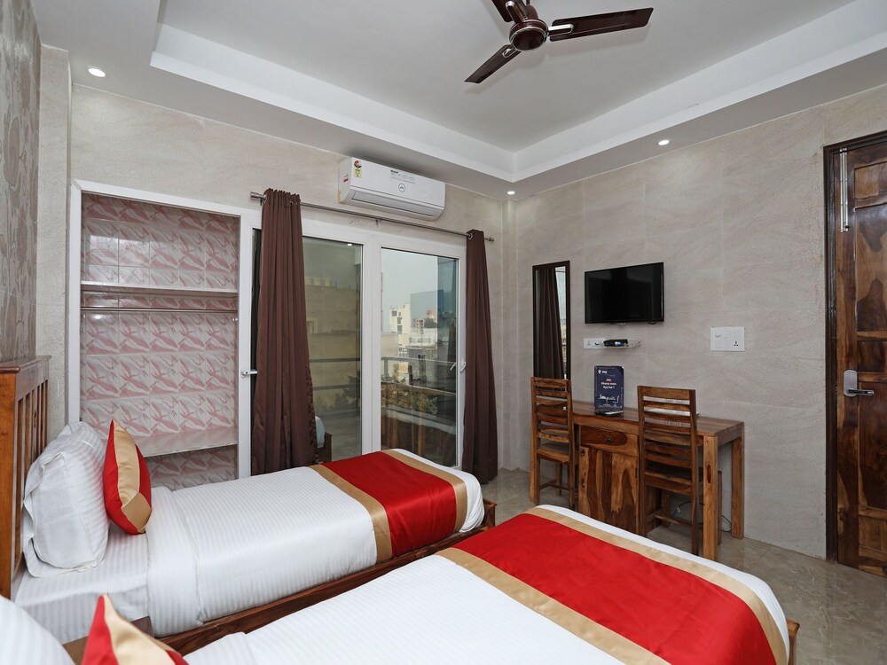 Oyo 10119 Sector 31 Guestroom