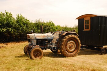 Sindles Farm Shepherd's Huts Exterior