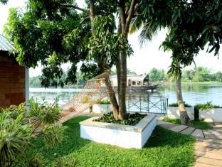 Riverine Resort 