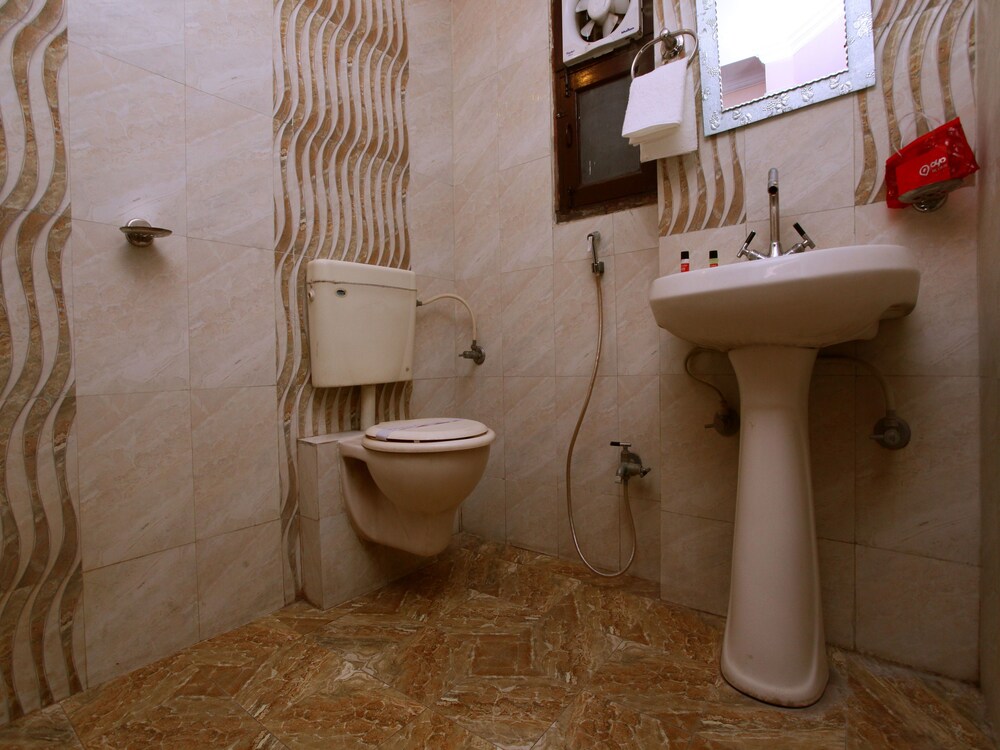 Oyo 2262 Hotel Heritage Inn Bathroom