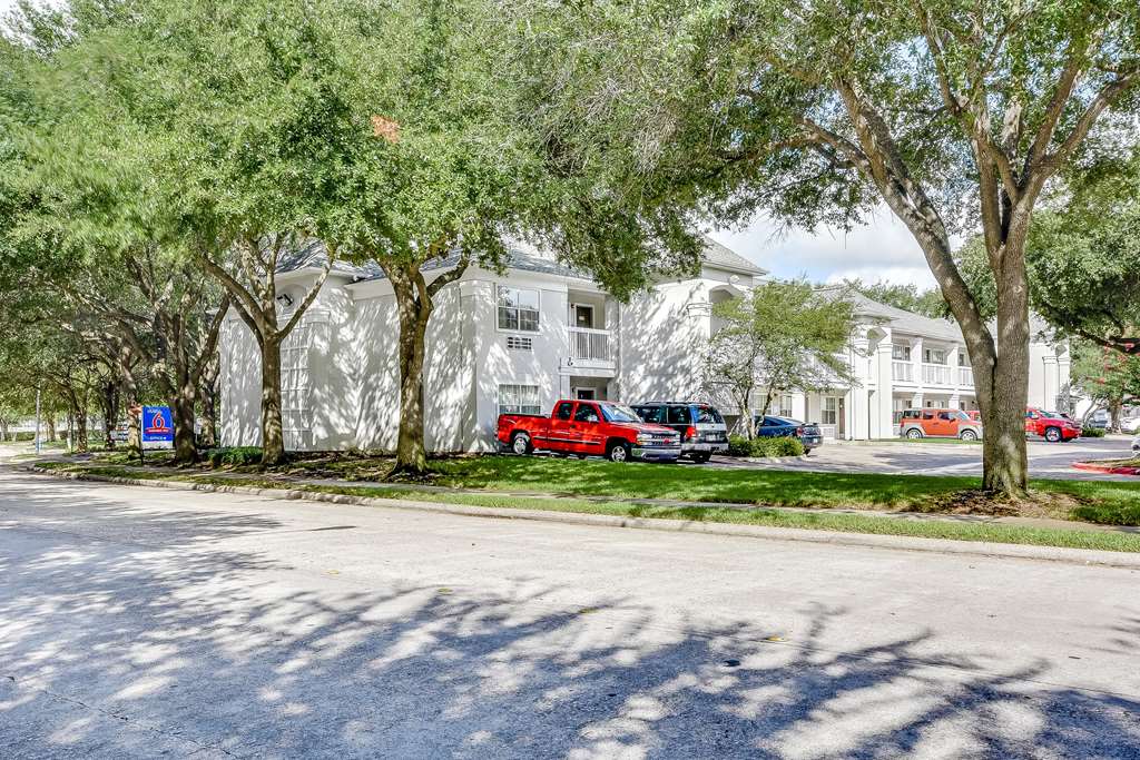 Studio 6 Houston Hobby exterior