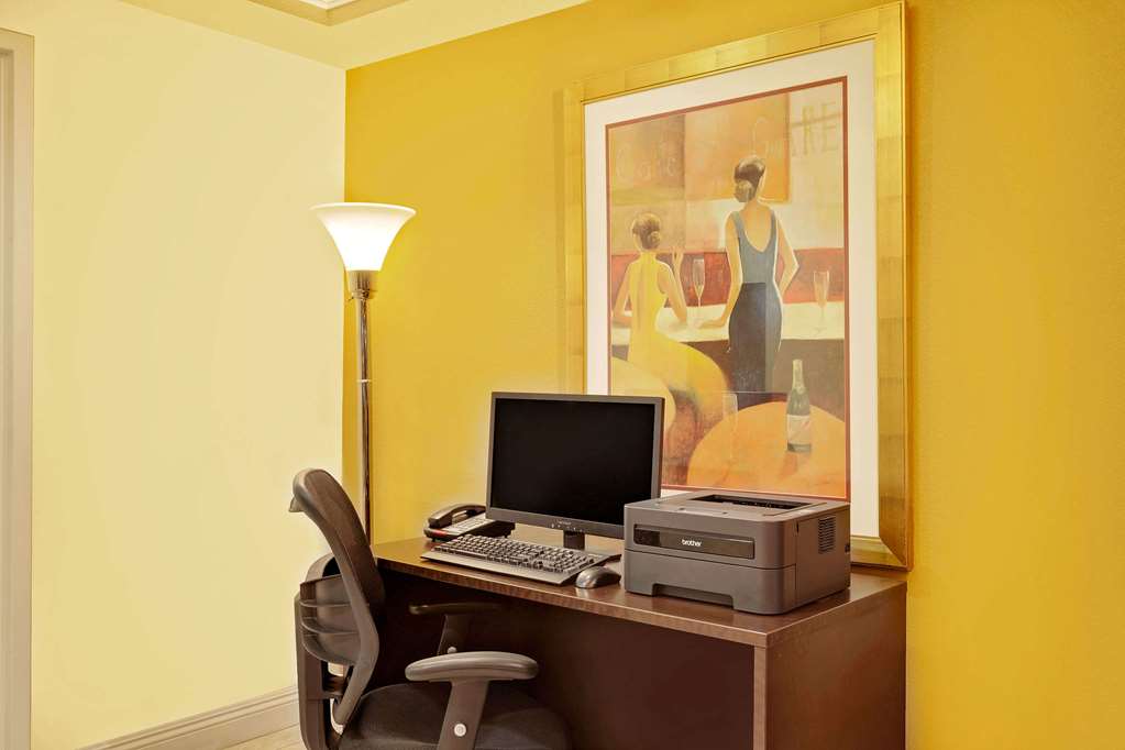 Howard Johnson By Wyndham Las Vegas Near The Strip Business center