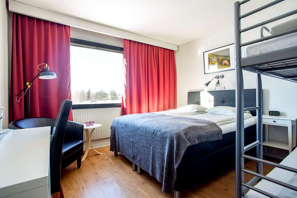Best Western Hotell Soderh King bed and a bunkbed