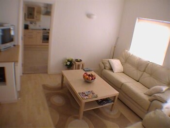 Earle House Serviced Apartments Living Room
