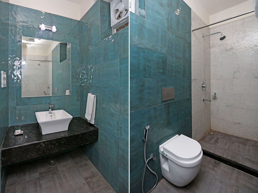 Oyo 16768 Hotel Lotus Grand Bathroom