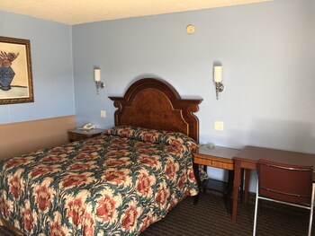 A Fisher's Inn Motel Guestroom
