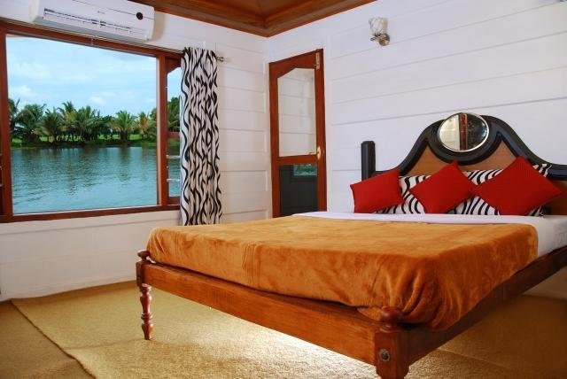 Desire Cruises Houseboat 