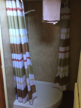 Dawn Chorus Holidays Bathroom Shower