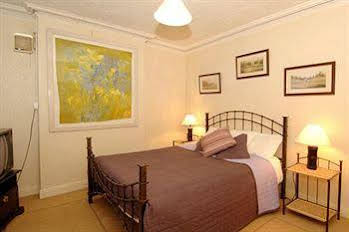 Pearl Court Guesthouse 
