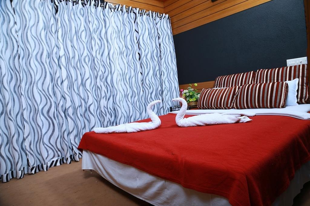 Desire Cruises Houseboat 
