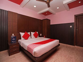 Oyo 11061 Hotel Awesome Guestroom