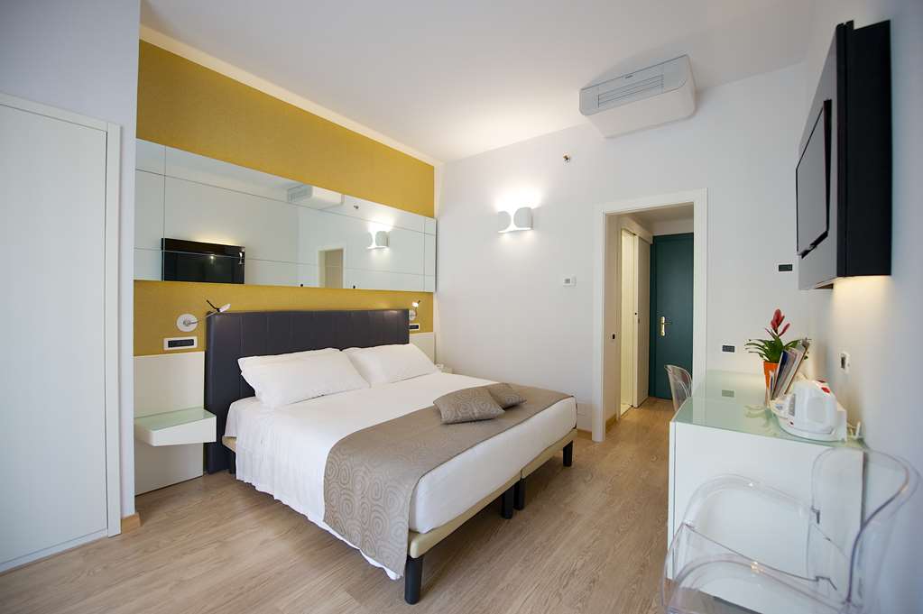 Best Western Hotel Luxor Classic Queen Bed Guest Room