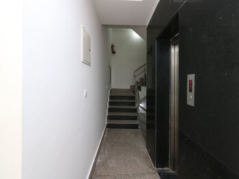 Oyo 9844 Hotel Hill View Staircase