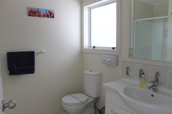 Ash Grove Boutique Motel Bathroom