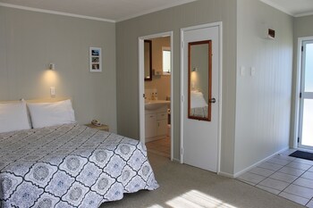 Ash Grove Boutique Motel Guestroom