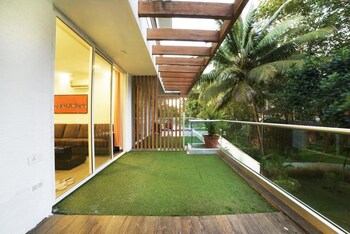 Zondela Inn Luxury Apartments Balcony
