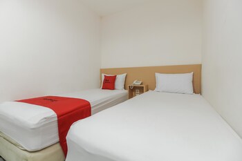 Reddoorz Plus Near Galaxy Bekasi Guestroom