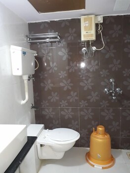Hotel Relax Residency Bathroom