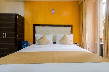 Oyo 9326 Om Sai Residency Guestroom