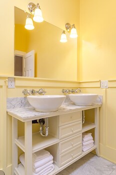 6 Luxurious 6br Seattle Home Bathroom Sink