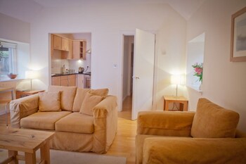 West Fenton Court (وست فنتون كورت) Living Area