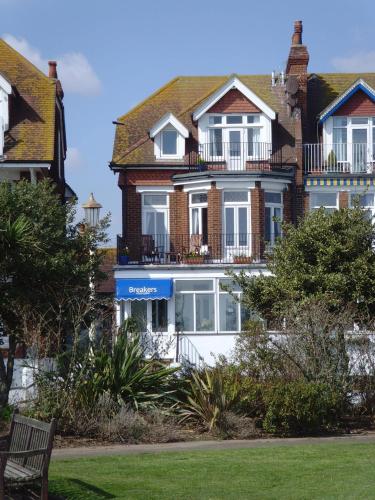 Breakers Bed & Breakfast (بریكرس بد و بریكفاست) 
