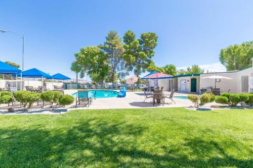 Las Vegas Camping Resort Cabin 6 