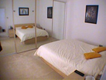 Earle House Serviced Apartments Guestroom