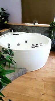 Le Mas Des 5 Fontaines. Chambres D'hôtes Private Spa Tub