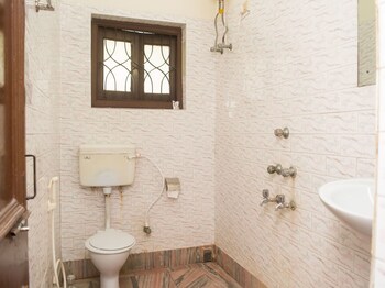 Oyo 6477 Guest Accomodation Fe 173 Bathroom