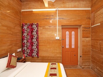 Oyo 3415 Hotel Heera Court Guestroom