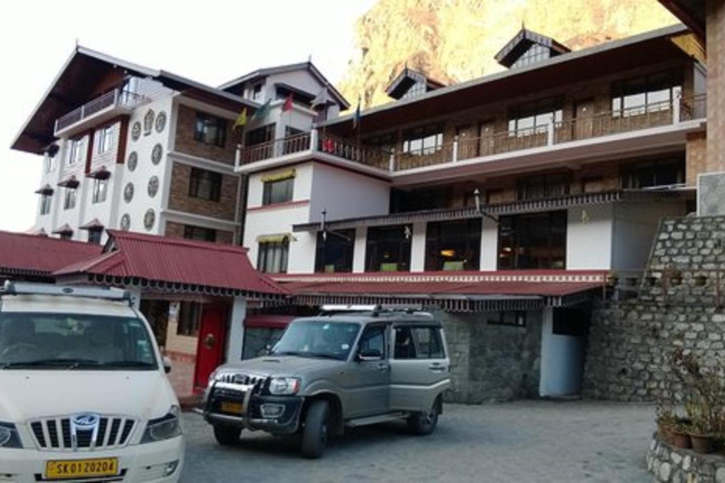 Yarlam Resort 