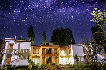 Hunder Resort Hotel Front - Evening/Night