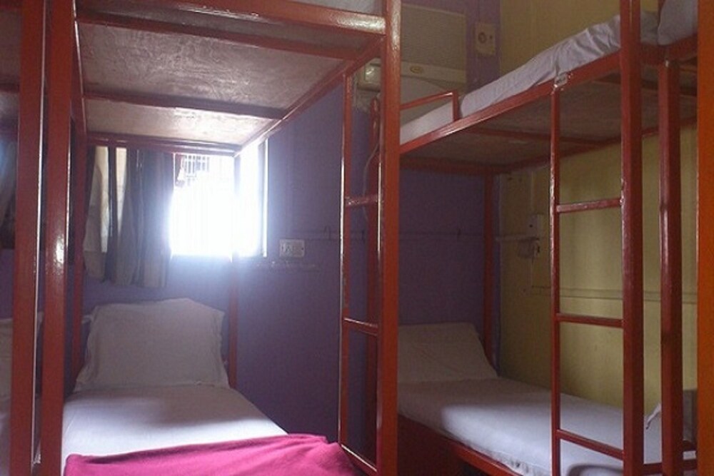 Metro Dormitory Guestroom