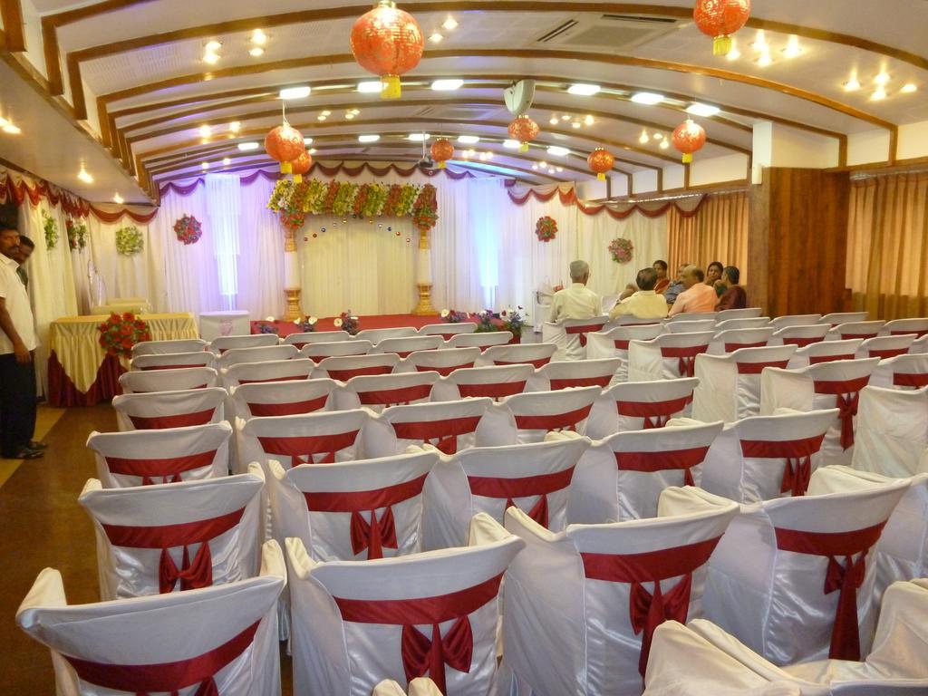 Sri Janakiram Hotels (اسری جاناكیرام هتل) 