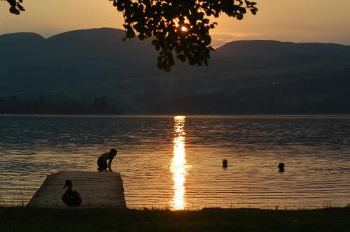 Lochend Chalets (لوچند چالتس) 