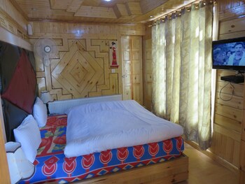 Hotel Nezer Holiday Inn (هتل نزر هالیدی این) Living Room